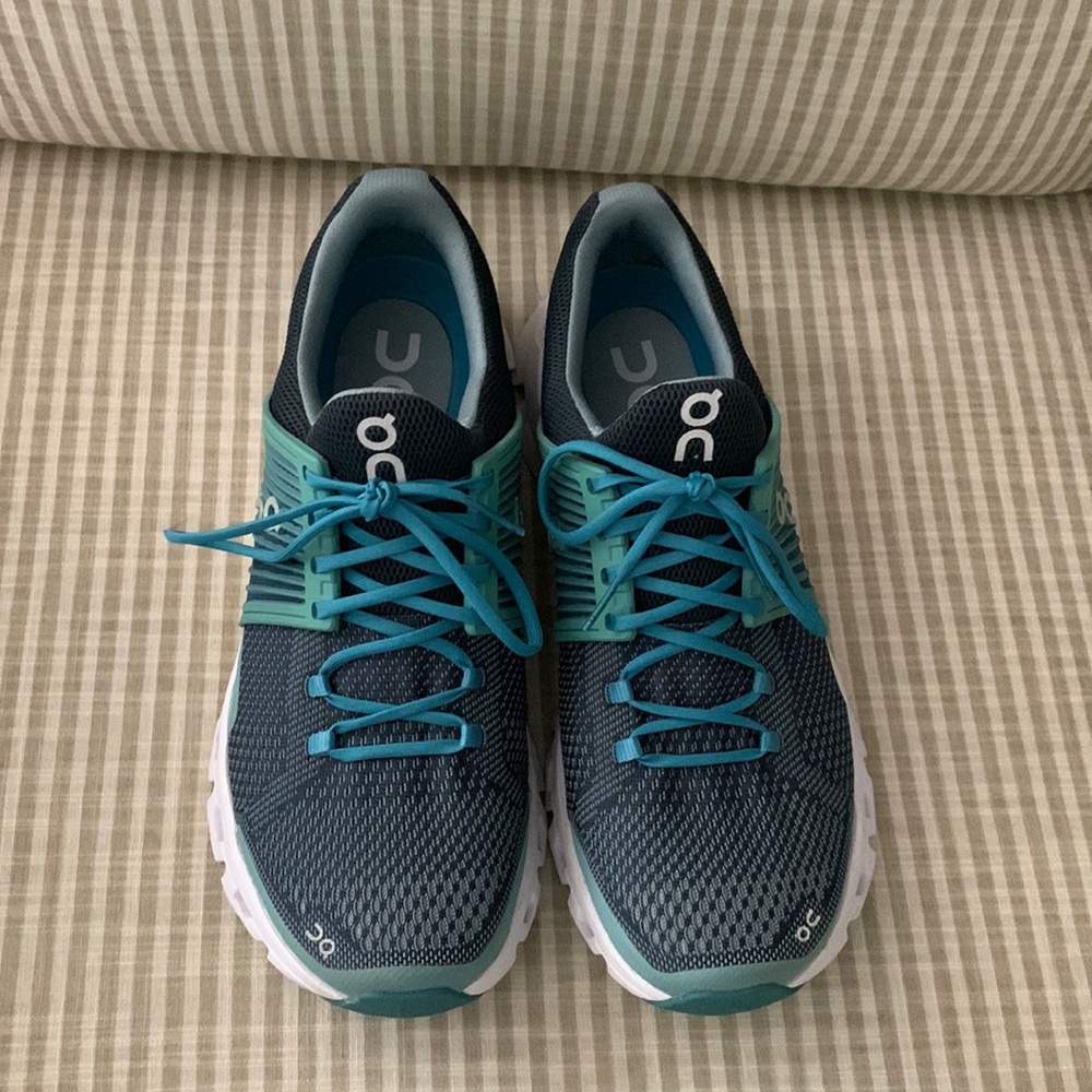 On Cloud womens sneakers 9.5